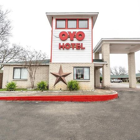 Oyo Hotel San Antonio Near At&T Center Exterior photo