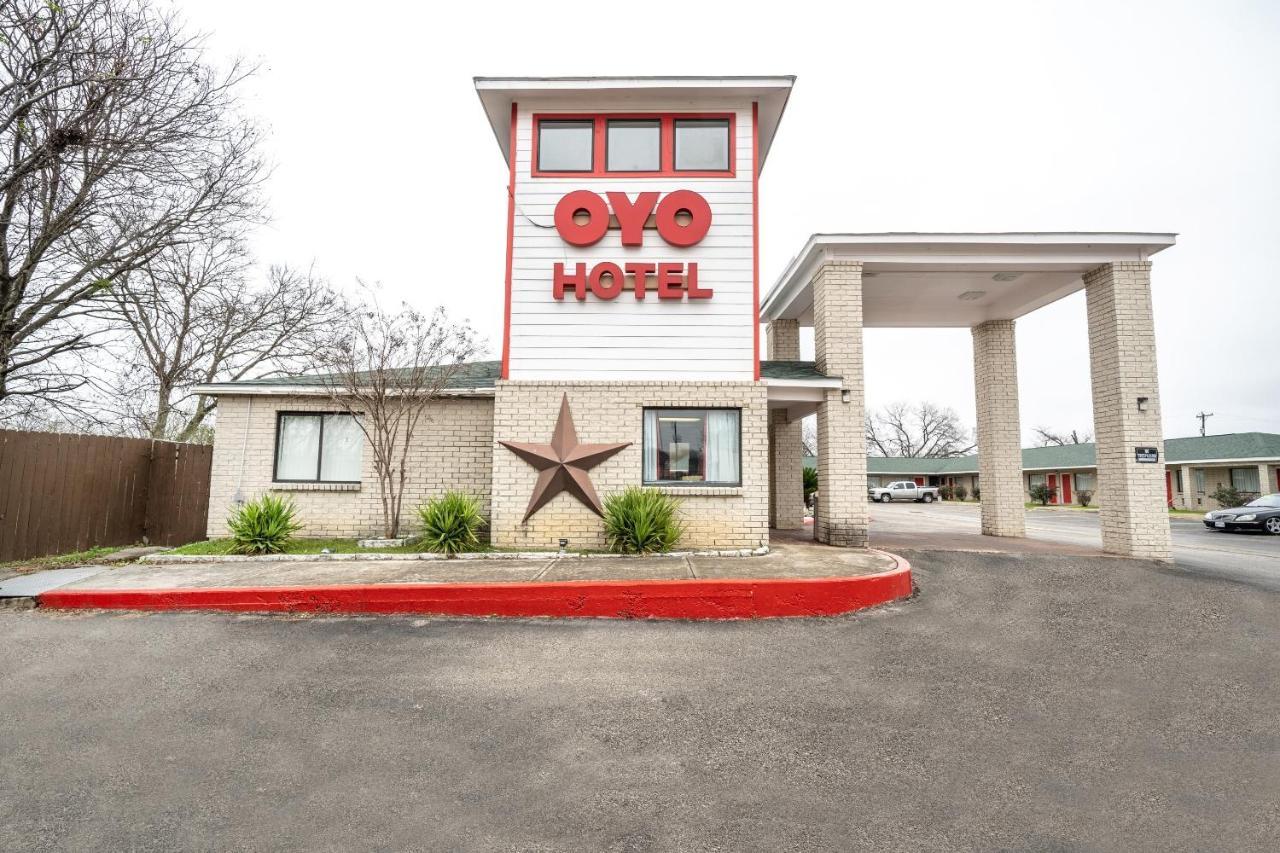 Oyo Hotel San Antonio Near At&T Center Exterior photo